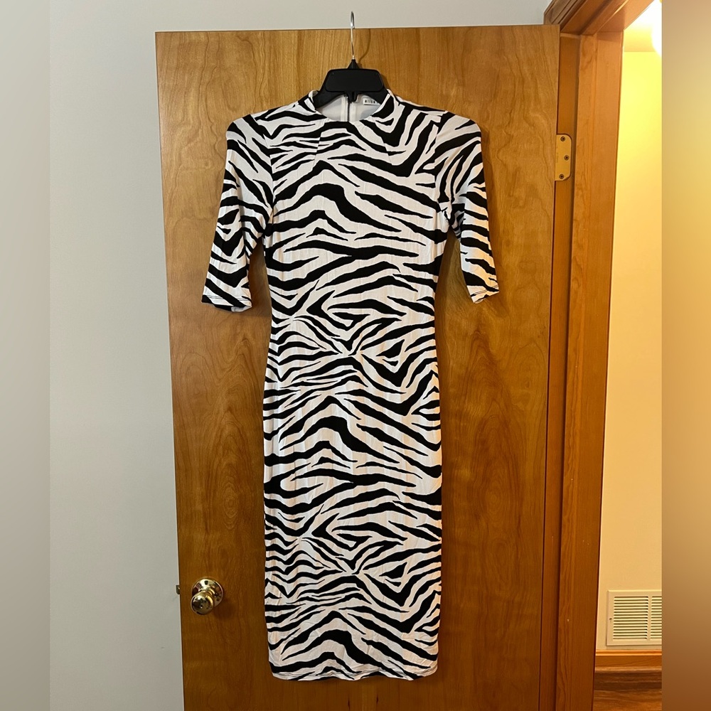 ALICE + OLIVIA Black White Tiger Dress Animal Print Back Zip MSRP $330 Size 6